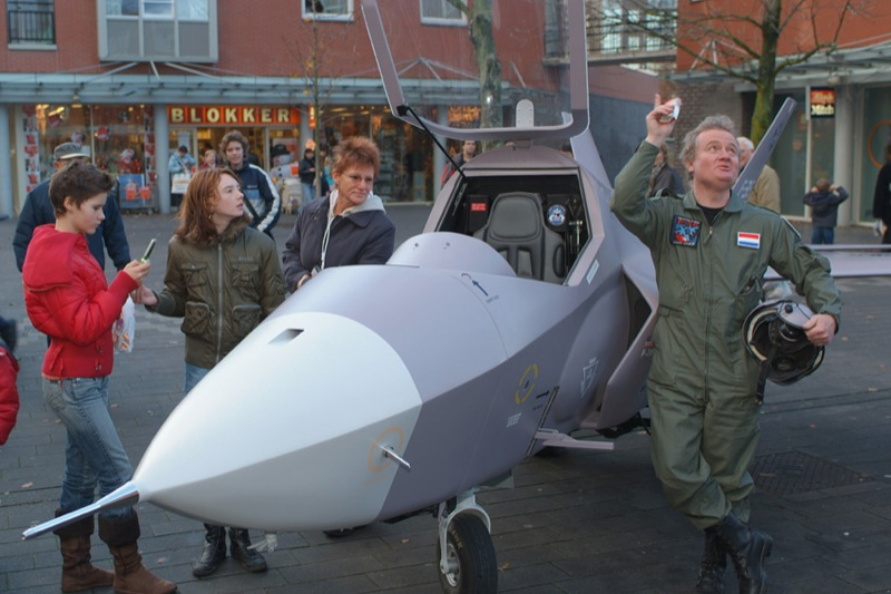 Illustration for article titled Guy Builds F-35 Fighter Jet On His Own